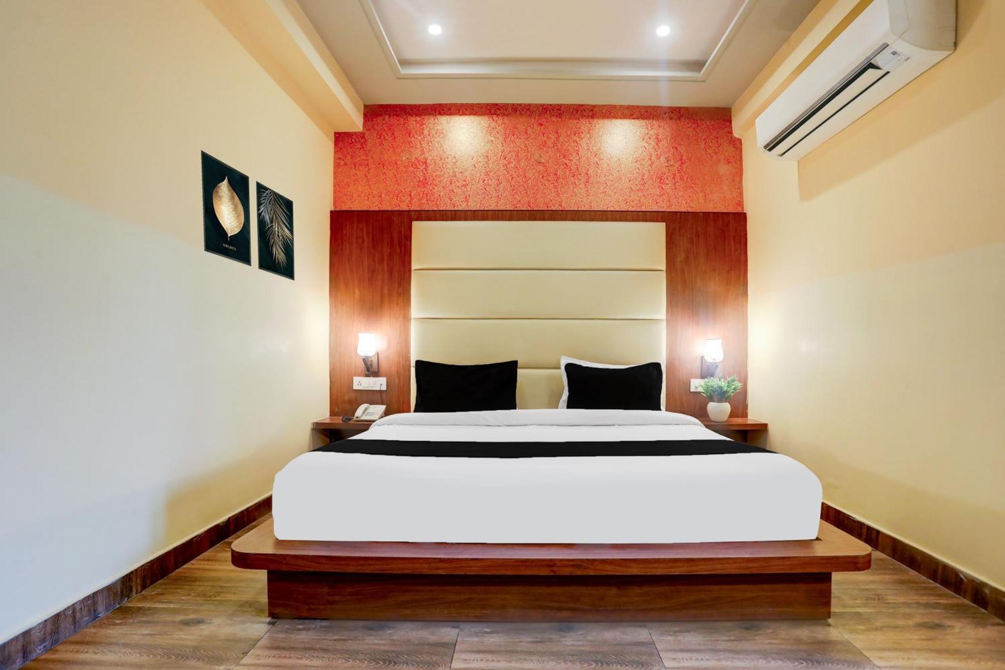 Super Townhouse Oak Pacify Hills Hotell Rājpur Eksteriør bilde