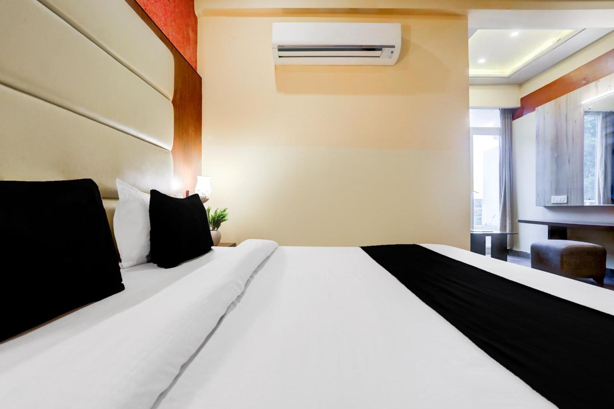 Super Townhouse Oak Pacify Hills Hotell Rājpur Eksteriør bilde