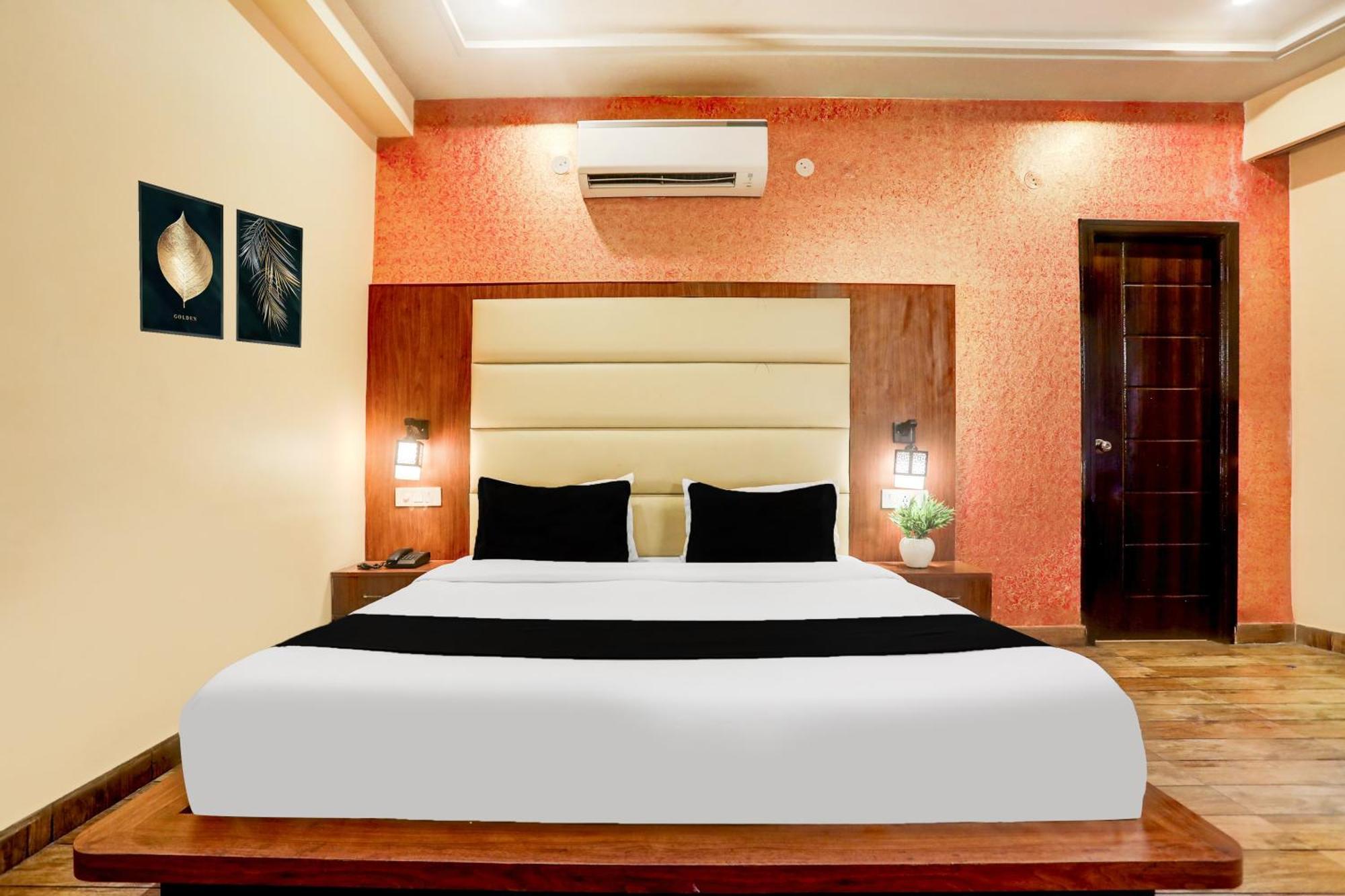 Super Townhouse Oak Pacify Hills Hotell Rājpur Eksteriør bilde