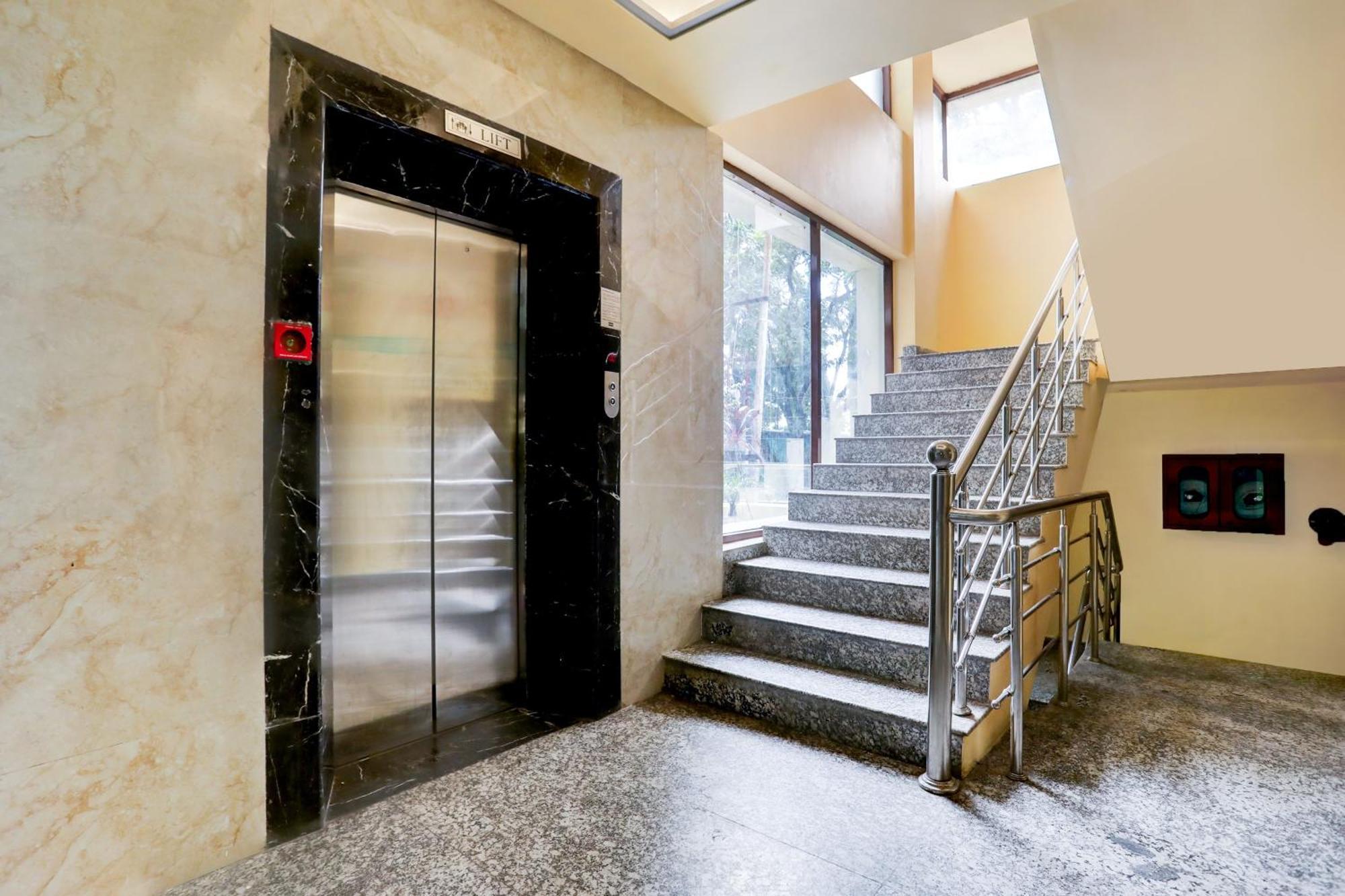 Super Townhouse Oak Pacify Hills Hotell Rājpur Eksteriør bilde