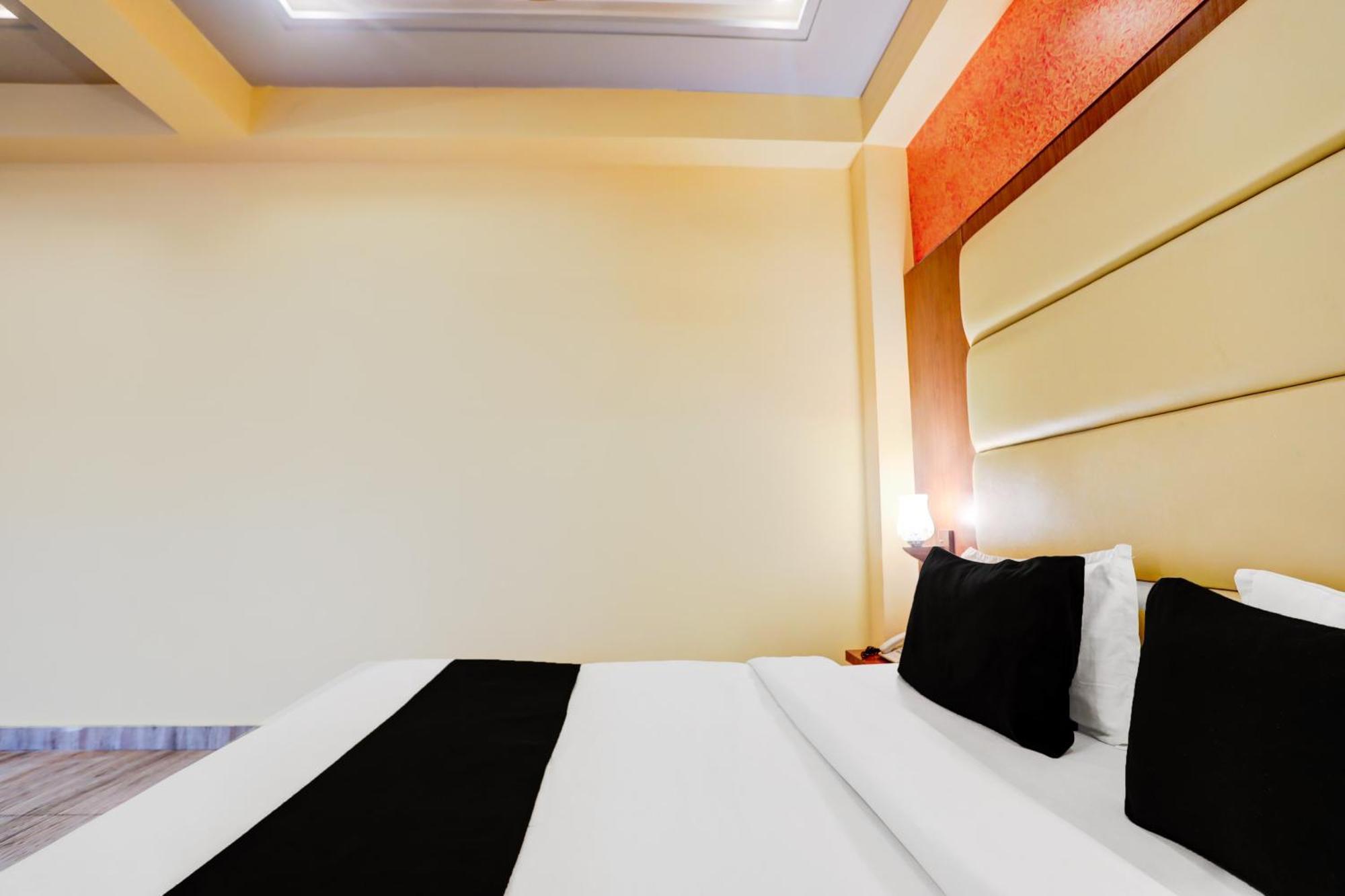 Super Townhouse Oak Pacify Hills Hotell Rājpur Eksteriør bilde