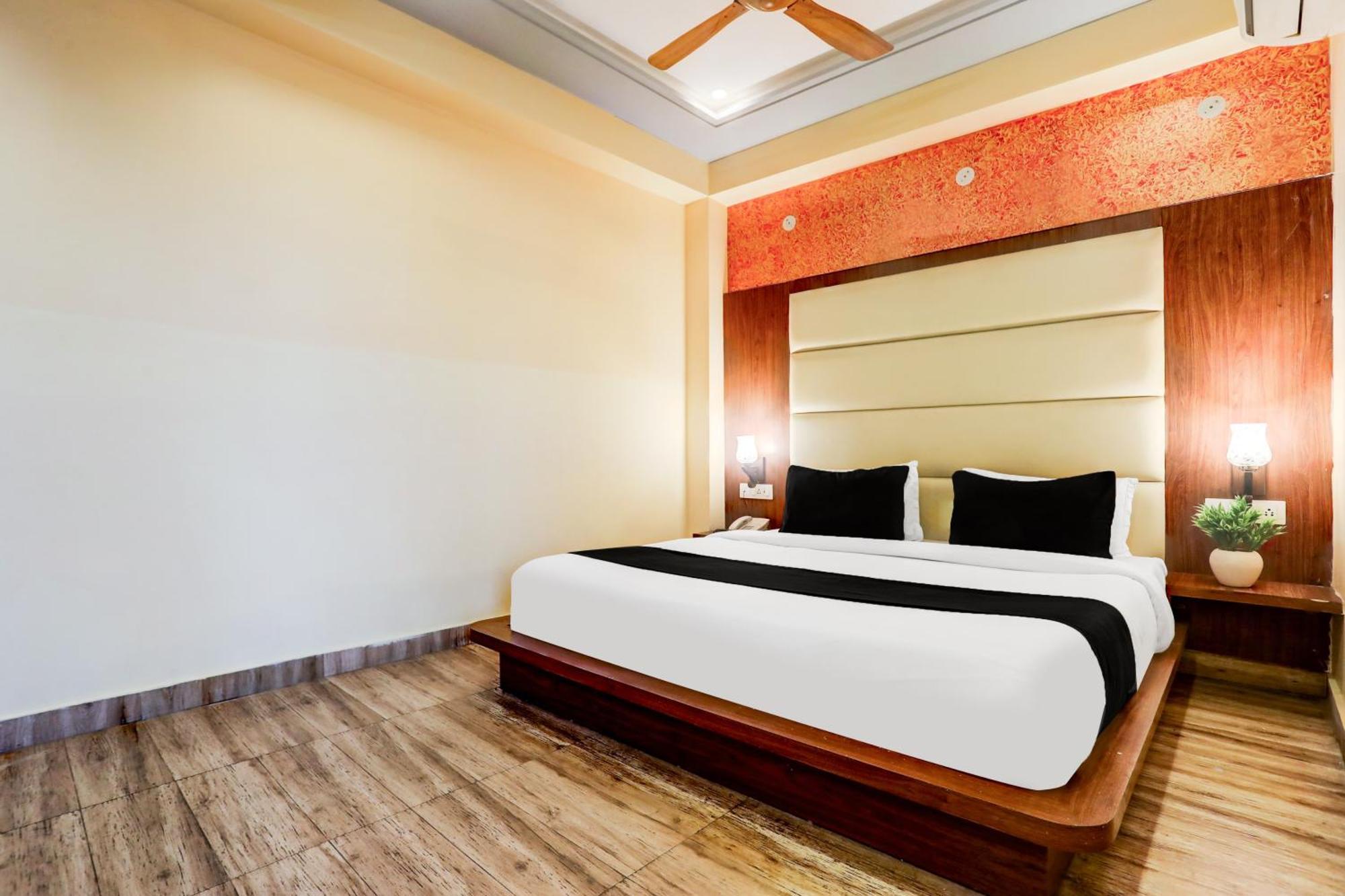 Super Townhouse Oak Pacify Hills Hotell Rājpur Eksteriør bilde